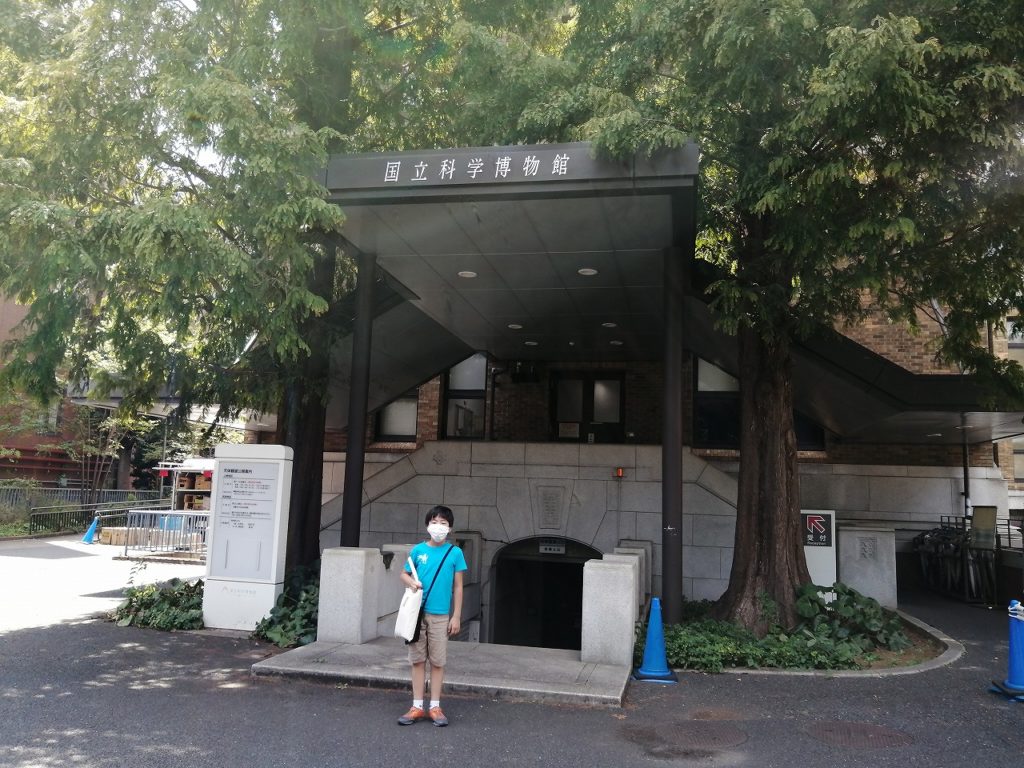 上野の国立科学博物館の裏口にて
